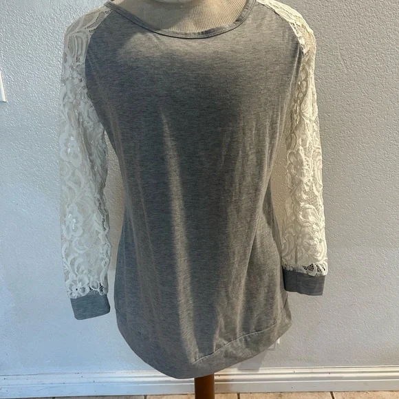 Women’s Suri Lace Sleeve Top- Gray | Size XL - Picture 2 of 7